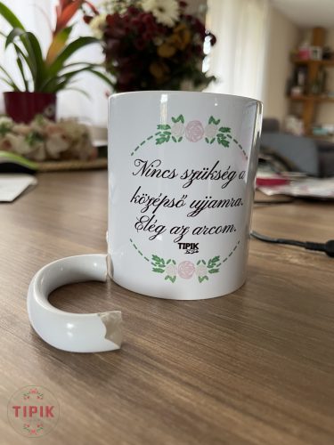 Nincs szükség a középső ujjamra. Elég az arcom. - bögre  - HIBÁS bögre