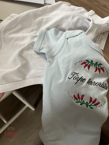 Törpe terrorista - hímzett baba body, 6/12 hónaposnak