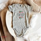 A világ nem tökéletes, de én az vagyok! - hímzett baba body