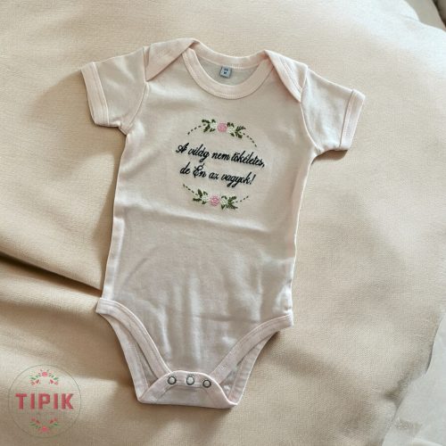 A világ nem tökéletes, de én az vagyok! - hímzett baba body