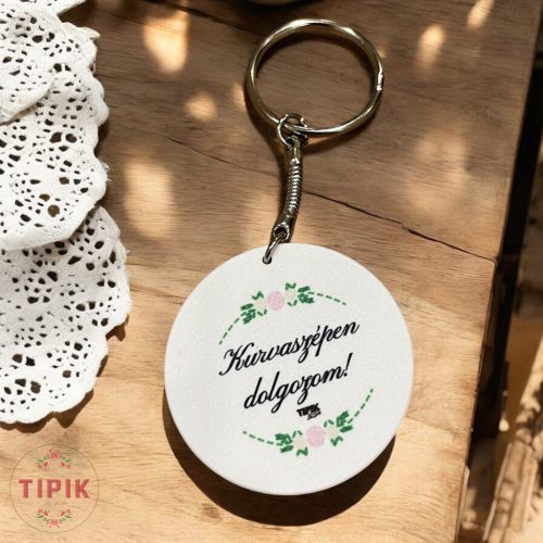 Kurvaszépen dolgozom - kulcstartó