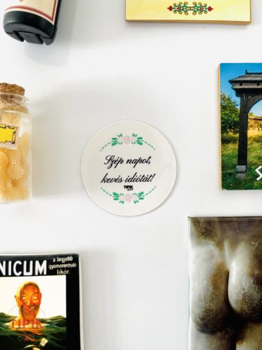 Szép napot, kevés idiótát - kicsi hűtőmágnes