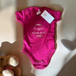 Én vagyok a szülinapi ajándék. - hímzett baba body