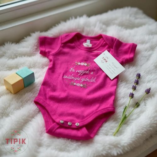 Én vagyok a szülinapi ajándék. - hímzett baba body